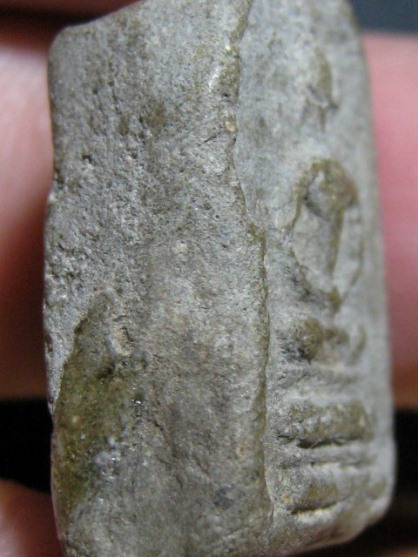 พระพิมพ์เล็บมือ กรุเก่า เนื้้อผง วัดพระยาสุเรนทร์ กรุงเทพฯ