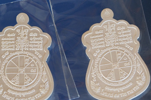 เหรียญหลวงพ่อรวย รุ่น รวย รวย รวย เนื้อเงินลงยา มา 3 องค์