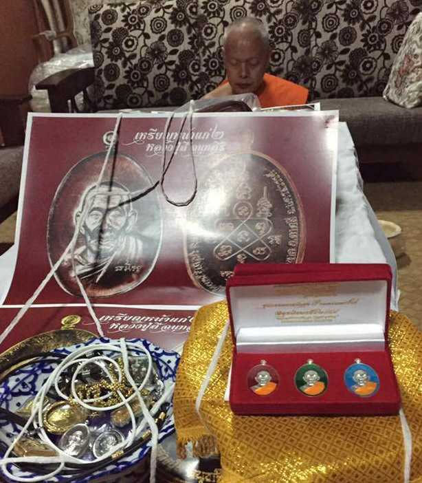 เหรียญหน้าแก่2 หลวงปู่สี วัดเขาถ้ำบุญนาค จ.นครสวรรค์ รุ่น2 ปี๕๙ เนื้อตะกั่ว ลงยาจีวรเหลือง #192
