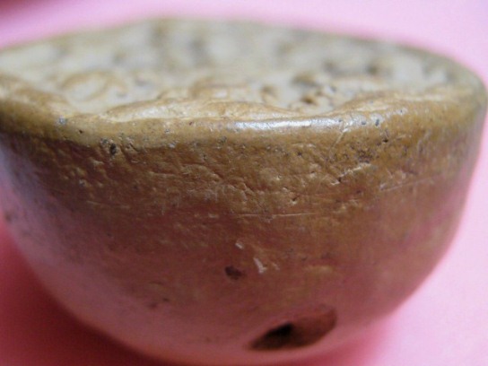 พระงบน้ำอ้อย เนื้อดิน พิมพ์อุกลาง กรุหนองแซง จ.สระบุรี สภาพพอใช้