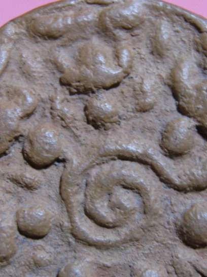 พระงบน้ำอ้อย เนื้อดิน พิมพ์อุกลาง กรุหนองแซง จ.สระบุรี สภาพพอใช้