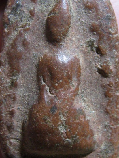 พระสรรค์นั่งข้างเม็ด พิมพ์เล็ก กรุท้ายย่าน เนื้อดิน จ.ชัยนาท