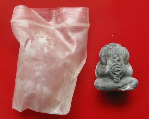 ของหายากคะ ปิดตาพิมพ์ชมภูนุช องค์นี้เป็นพิมพ์ต้นเเบบ เป็นเนื้อโลหะ ที่ อ.ตั้วท่านเอามาทำเป็นเเบบพิมพ