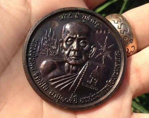 เคาะแรกเบาๆ แดงไวๆ...เหรียญบาตรนำ้มนต์ สุดยอดวัตถุมงคลแห่งยุค เสาร์ ๕ บูชาครู หลวงปู่หมุน ..