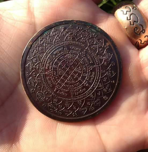 เคาะแรกเบาๆ แดงไวๆ...เหรียญบาตรนำ้มนต์ สุดยอดวัตถุมงคลแห่งยุค เสาร์ ๕ บูชาครู หลวงปู่หมุน ..