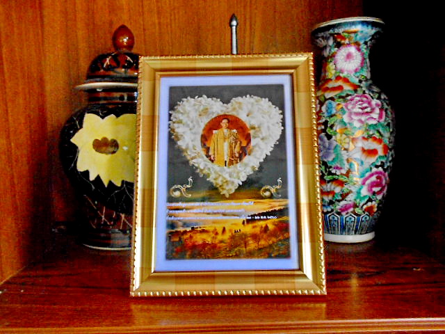 กรอบรูปในหลวงที่ระลึกส่งเสด็จสู่สวรรคาลัย...(2)