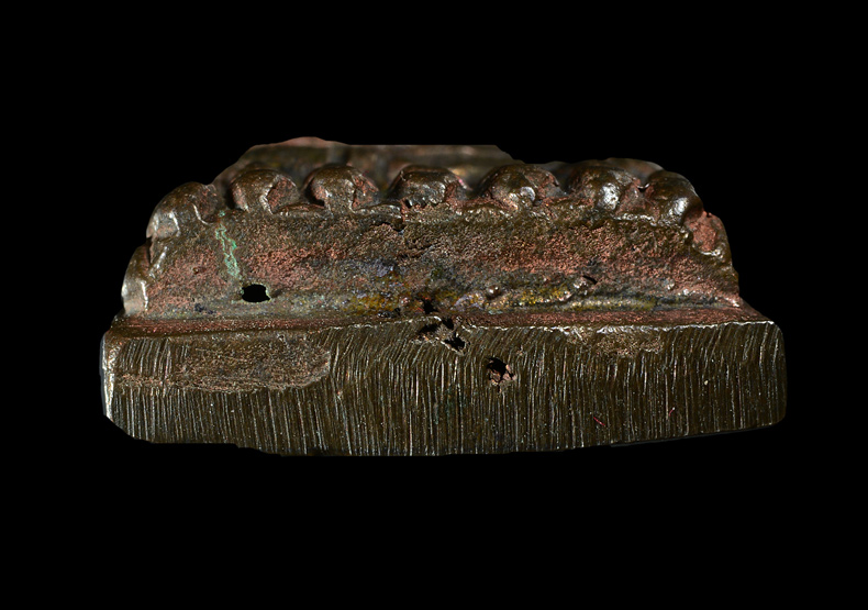 หลวงปู่ทวด หลังเตารีด เนื้อนวะโลหะ พิมพ์ใหญ่ รุ่นสร้างโรงพยา บาลโคกโพธิ์ ปี 2539 