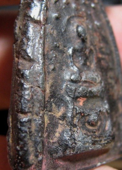 พระพิมพ์บัวเล็บช้าง เนื้อดิน กรุวัดชนะสงคราม กรุงเทพฯ มีลงรักน้ำเกลี้ยง สภาพพอสวย