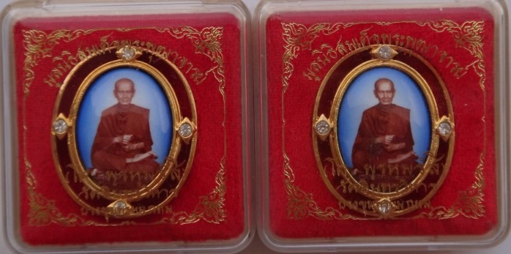  ล็อคเก็ตเข็มกลัด สมเด็จโต วัดอิน 4องค์ เคาะเดียว