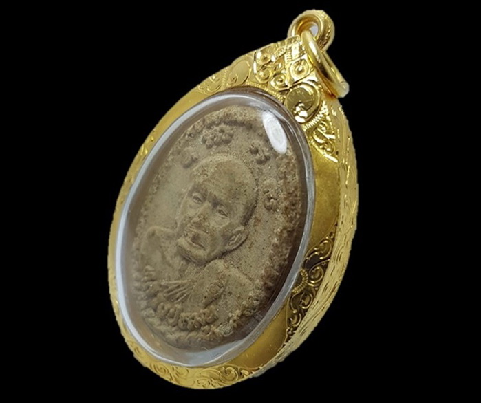 พระผงยันต์ดวงเศรษฐี หลวงปู่หมุน ฐิตสีโล วัดบ้านจาน ปี ๒๕๔๓ เลี่ยมทองคำแท้พร้อมใช้ครับ