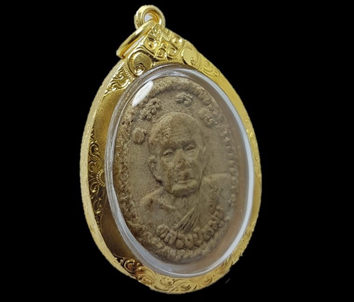 พระผงยันต์ดวงเศรษฐี หลวงปู่หมุน ฐิตสีโล วัดบ้านจาน ปี ๒๕๔๓ เลี่ยมทองคำแท้พร้อมใช้ครับ