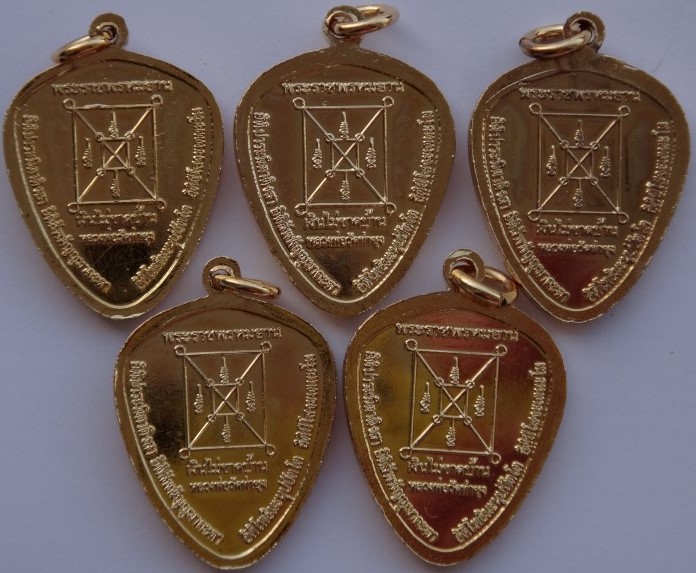  เหรียญเศรษฐี"เงินไม่ขาดบ้าน" ***** 20 เหรียญแถมเหรียญไสยสาสน์ เคาะเดียว650