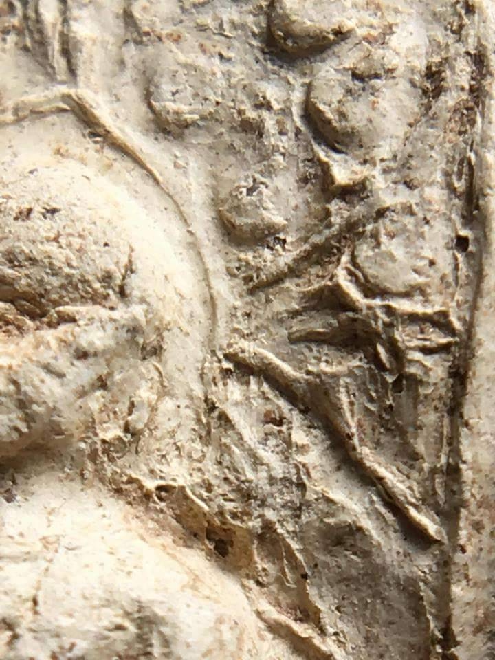 พระคงขาวองค์ล่ำหนา โพธิ์เด้ง กำไลข้อมือและเท้าพอเห็นชัด เม็ดบัวติดชัดมิติคมชัดลึก