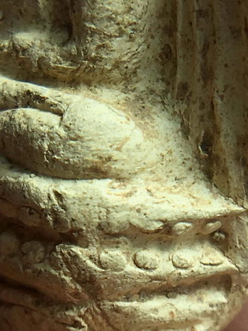 พระคงขาวองค์ล่ำหนา โพธิ์เด้ง กำไลข้อมือและเท้าพอเห็นชัด เม็ดบัวติดชัดมิติคมชัดลึก