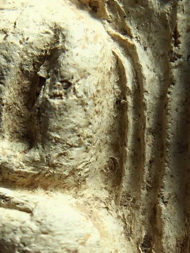 พระคงขาวองค์ล่ำหนา โพธิ์เด้ง กำไลข้อมือและเท้าพอเห็นชัด เม็ดบัวติดชัดมิติคมชัดลึก