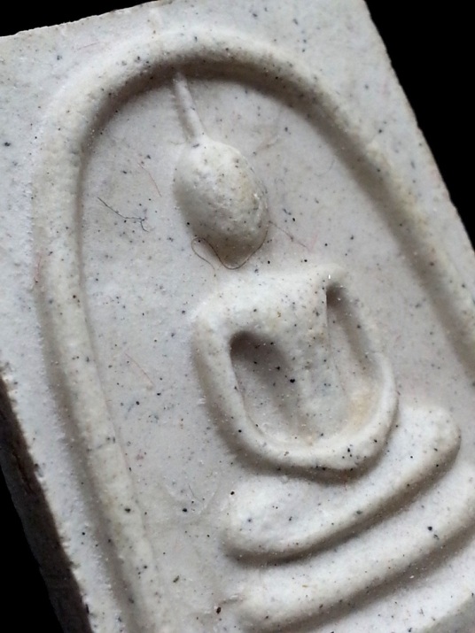 พระสมเด็จวัดระฆังฯ รุ่น 214 ปีเกิด พ.ศ.2545 ( พิมพ์ใหญ่ทรงนิยม ) " เกศเอียงทะลุซุ้ม " พร้อมกล่องเดิม