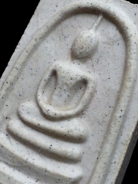 พระสมเด็จวัดระฆังฯ รุ่น 214 ปีเกิด พ.ศ.2545 ( พิมพ์ใหญ่ทรงนิยม ) " เกศเอียงทะลุซุ้ม " พร้อมกล่องเดิม