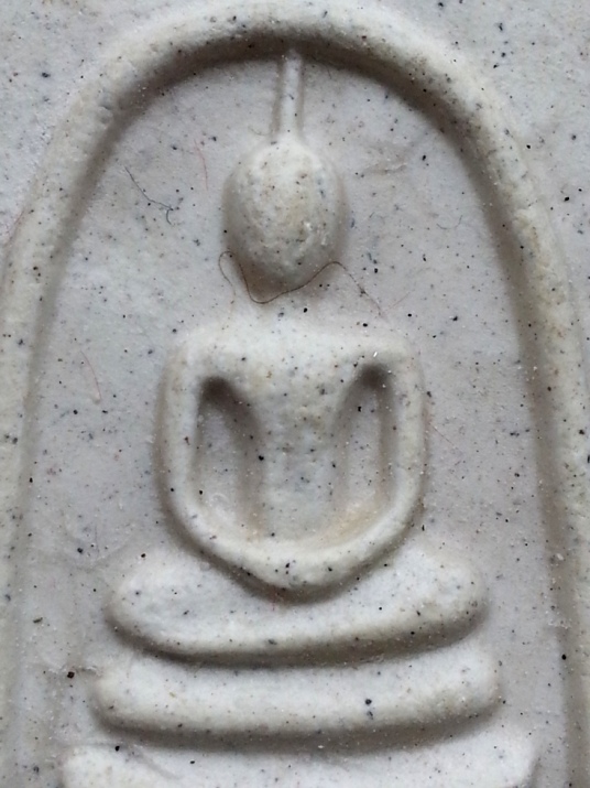 พระสมเด็จวัดระฆังฯ รุ่น 214 ปีเกิด พ.ศ.2545 ( พิมพ์ใหญ่ทรงนิยม ) " เกศเอียงทะลุซุ้ม " พร้อมกล่องเดิม