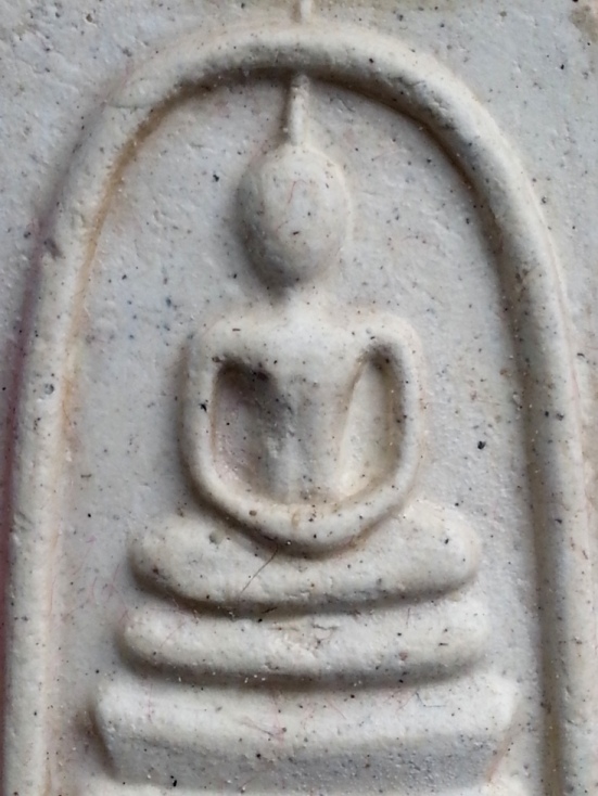 พระสมเด็จวัดระฆังฯรุ่น 214 ปีเกิด พ.ศ.2545 (พิมพ์ใหญ่ทรงนิยม) "เกศเอียงทะลุซุ้ม" พร้อมกล่องเดิม # 2