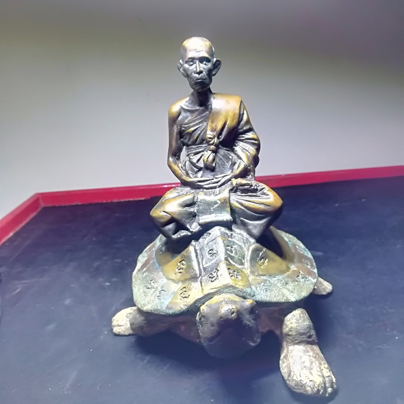 พระบูชาหลวงปู่หลิว วัดไร่แตงทอง ขนาดหน้าตัก 3 นิ้ว พ.ศ. 2539 สร้างในวาระฉลองอายุครบ 90 ปี
