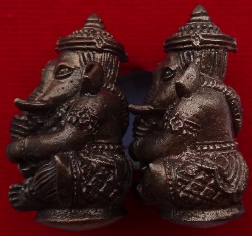 รูปหล่อลอยองค์ พระพิฆเนศ ไหว้ครู51 วัดถลุงทอง 2องค์ พร้อมกล่อง เคาะเดียว