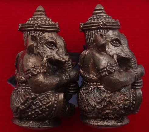 รูปหล่อลอยองค์ พระพิฆเนศ ไหว้ครู51 วัดถลุงทอง 2องค์ พร้อมกล่อง เคาะเดียว