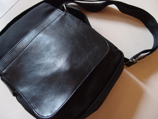 กระเป๋าสะพายข้าง Reebok แบรนด์ดัง ของแท้ สวย