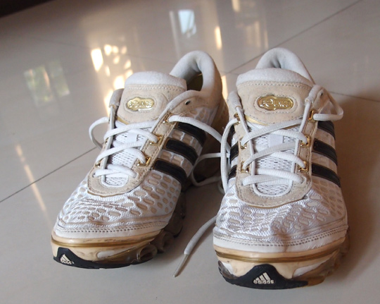 รองเท้า ADIDAS ของแท้ สวยๆ เบอร์40 2/3 ครับ ดีไซน์สุดแจ่มเลยรุ่นนี้