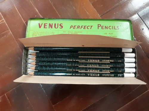 ดินสอดำ VENUS พร้อมกล่องสังกะสี 12 แท่ง