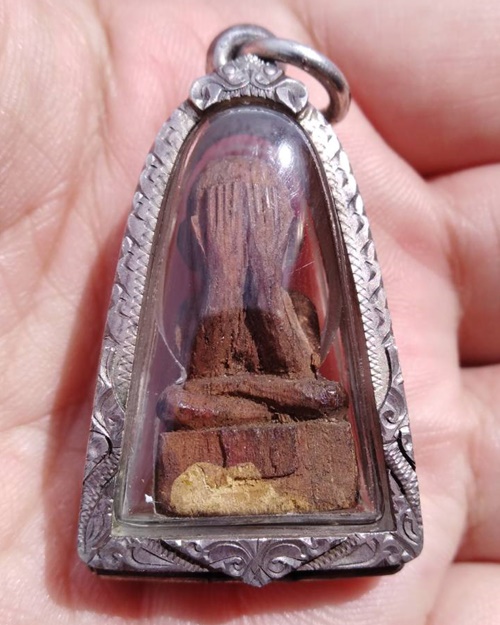 พระปิดตาไม้โพธิ์แกะพิมพ์ฐานผ้าทิพย์ หลวงพ่อเบี้ย วัดโคกพระเจดีย์ จ.นครปฐม ตลับเงิน