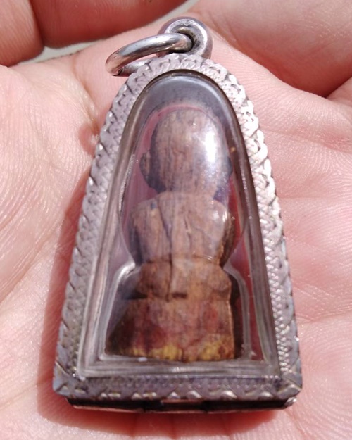 พระปิดตาไม้โพธิ์แกะพิมพ์ฐานผ้าทิพย์ หลวงพ่อเบี้ย วัดโคกพระเจดีย์ จ.นครปฐม ตลับเงิน