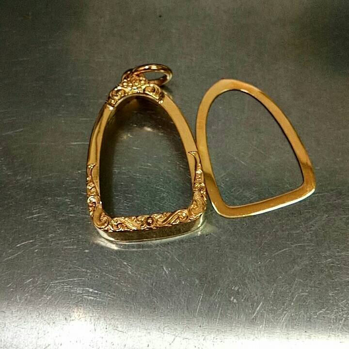 พระกรุ วัดเงินคลองเตย กทม พิมพ์เล็บมือสมาธิฐานสามชั้น เลี่ยมทอง