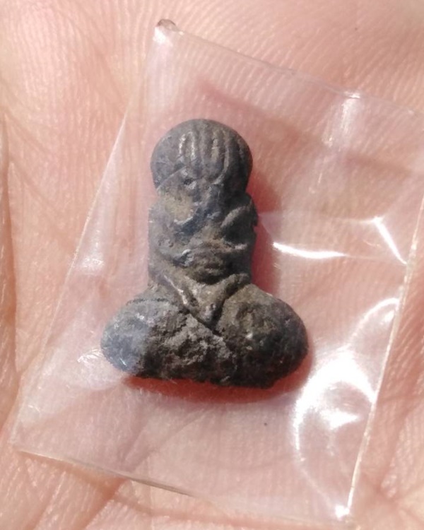 พระปิดตานะหัวเข่า หลวงปู่เอี่ยม สุวณฺณสโร วัดหนังราชวรวิหาร กทม.เนื้อชิน