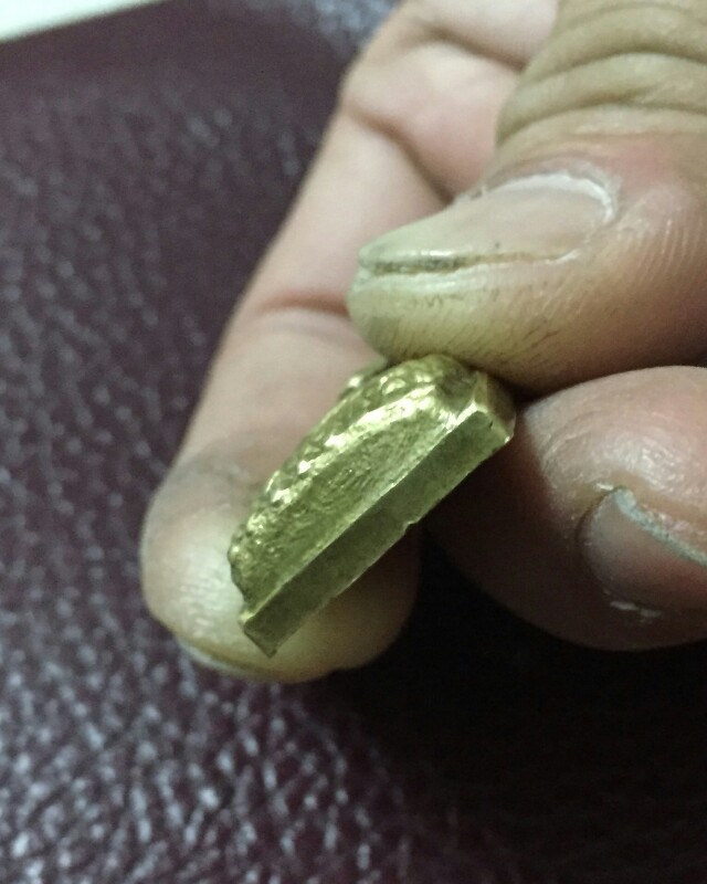 หลวงปู่ทวดพิมพ์เตารีด วัดช้างให้ ปี 24 หลังตัวหนังสือ(บล็อกนิยม 3จุด) เนื้อทองเหลือง จ.ปัตตานี 