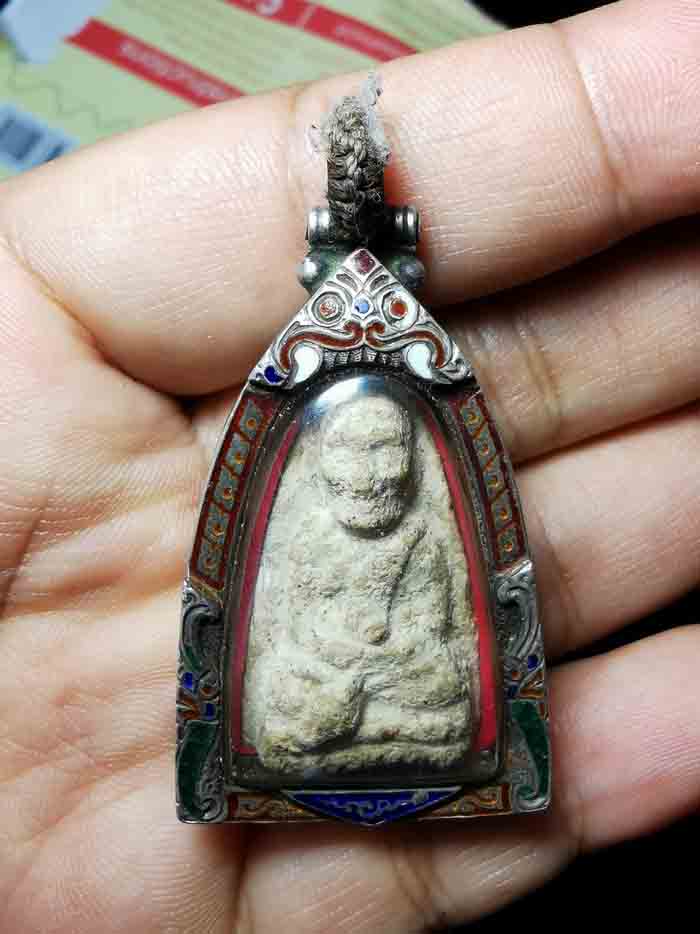 พระหลวงปู่ทวด วัดนวนประดิษฐ์ ฯ จ.ชุมพร  ปี 05 เนื้อขาว มีอุดสมบูรณ์ เลี่ยมพร้อมใช้