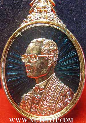 เข็มกลัดในหลวงรัชกาลที่ ๙ ลงยาสีเขียว สวยกริ๊บ กล่องเดิม ๒๕๔๙*44