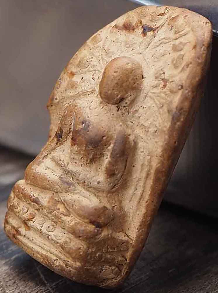 พระคงกรุเก่า ฟอร์มตรงสวย พระแท้ 1300 ปีเป็นอย่างน้อยหายากครับท่าน บิ่นเดิมจากกรุครับท่าน