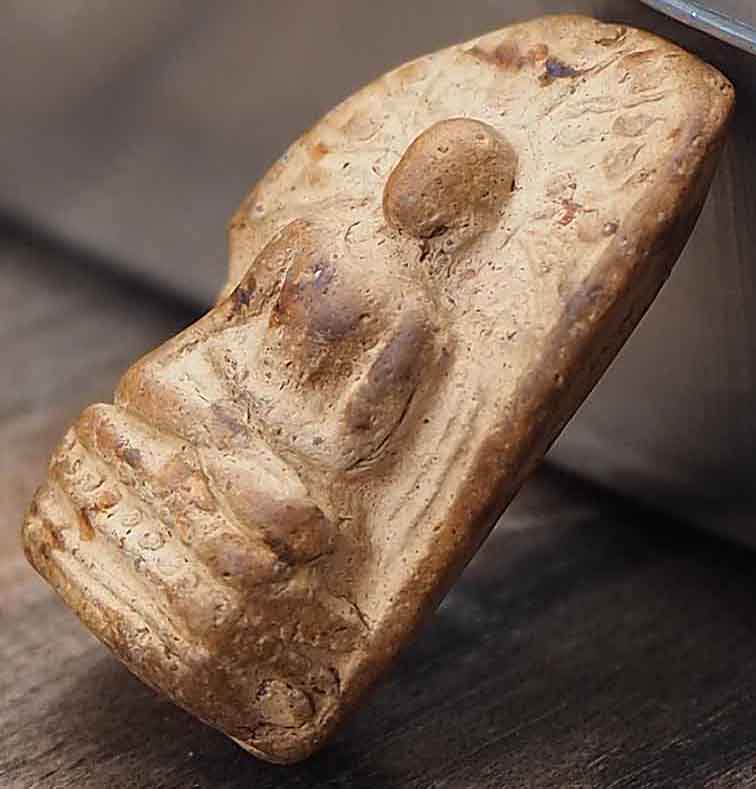 พระคงกรุเก่า ฟอร์มตรงสวย พระแท้ 1300 ปีเป็นอย่างน้อยหายากครับท่าน บิ่นเดิมจากกรุครับท่าน