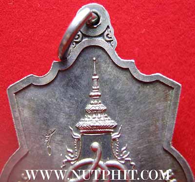 เหรียญพระนเรศวร รุ่นสู้ เนื้อเงินแท้ผิวสวยจนขึ้นรุ้ง+บัตรรับรองพระแท้*194