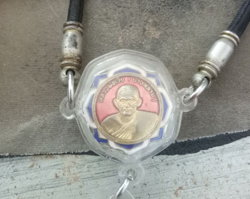 หลวงพ่อเงิน ปืนแตก เศียรโต เข็มกลัด