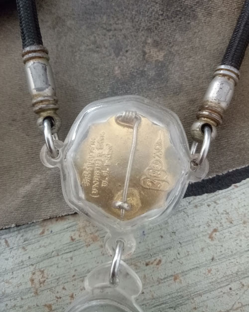 หลวงพ่อเงิน ปืนแตก เศียรโต เข็มกลัด