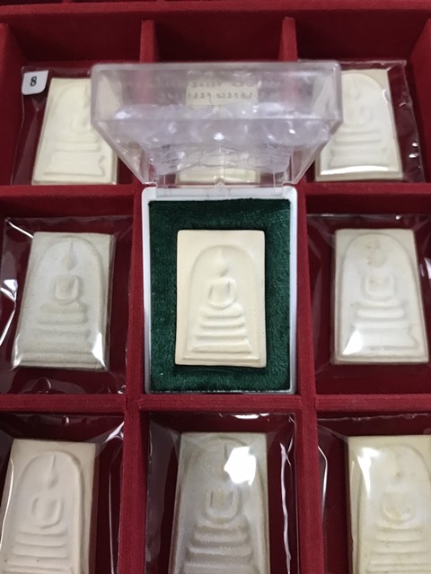 สมเด็จพุฒาจารย์ (โต พรหมรังสี) วัดใหม่อมตรส กรุงเทพฯ เนื้อผงพิมพ์เจดีย์ ปี2539 พร้อมกล่องวัดเดิม