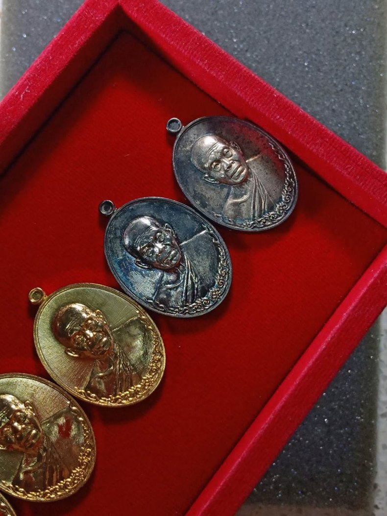 หลวงพ่อคูณ รุ่นเมตตามหาบารมี 6องค์เบาๆ