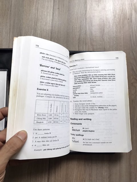 หนังสือ แปลไทยเป็นอังกฤษ พร้อมCD และเทป คลาสสิคมาก เก่าๆเหมาะสำหรับชาวต่างชาติ อยากพูดไทยครับ