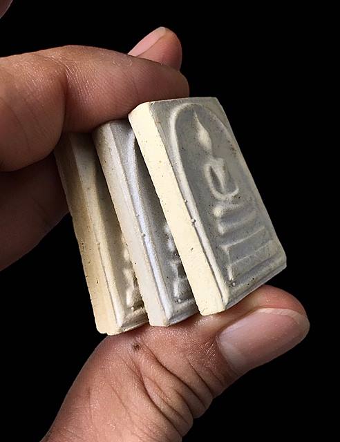 พระสมเด็จอนุสรณ์101ปี สมเด็จ(โต พรหมรังสี) วัดใหม่อมตรส กรุงเทพฯเนื้อผงพิมพ์ใหญ่ 3 จุด ปี 2517