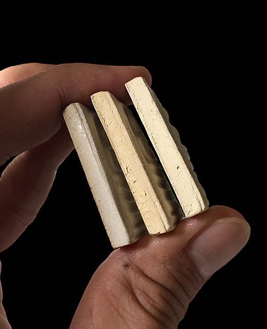 พระสมเด็จอนุสรณ์101ปี สมเด็จ(โต พรหมรังสี) วัดใหม่อมตรส กรุงเทพฯเนื้อผงพิมพ์ใหญ่ 3 จุด ปี 2517