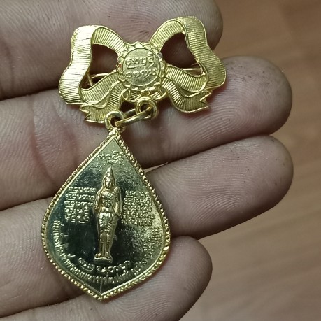 เหรียญสมเด็จพระเจ้าพรหมมหาราช หลวงพ่อบุญเย็น ฐานธมฺโม จ.เชี้ยงใหม่ กะไหล่ทองพร้อมเข็มกลัด