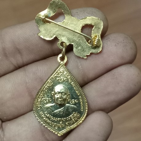 เหรียญสมเด็จพระเจ้าพรหมมหาราช หลวงพ่อบุญเย็น ฐานธมฺโม จ.เชี้ยงใหม่ กะไหล่ทองพร้อมเข็มกลัด