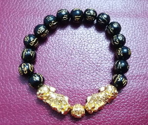 2 เส้น..สร้อยประคำข้อมือปี่เซี๊ยะทอง+ลูกปัดลงอักขระทิเบต ขนาด 10 มิล พร้อมใบคาถาบูชาฯ