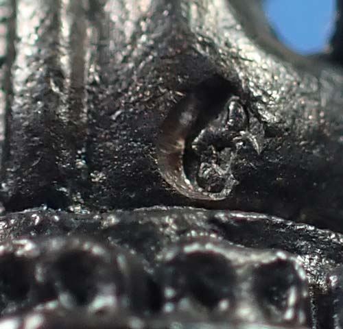 พระชัยวัฒน์ หลวงปู่ชา วัดหนองป่าพง รุ่นแรก นวโลหะกลับดำ สวยกริ๊บสุด ๆ+บัตรรับรองพระแท้*9